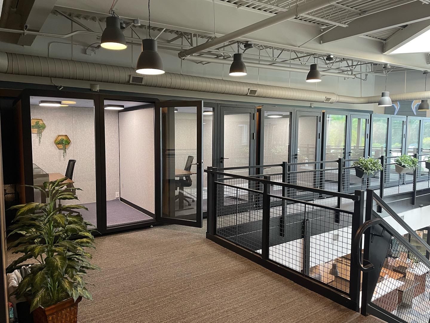 Image of 2 retro cars in a driveway of a Palm Springs house